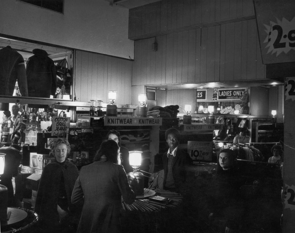 Tienda en Londres en 1973 prácticamente a oscuras. Europa ya vivió algo similar en los 70. (Photo by P Wade/Fox Photos/Hulton Archive/Getty Images)
