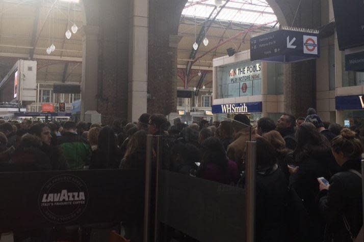 Queues at Victoria station (@doradolianiti)