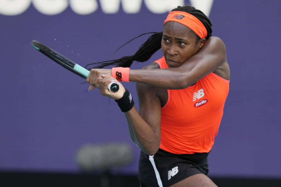 Coco Gauff devuelve ante Anastasia Potapova durante el Abierto de Miami, el sábado 25 de marzo de 2023. (AP Foto/Marta Lavandier)