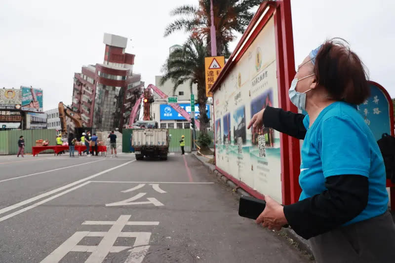 ▲花蓮天王星70多歲汪姓住戶，無奈看著傾倒的家園。（圖／記者葉政勳攝 2024.04.05）