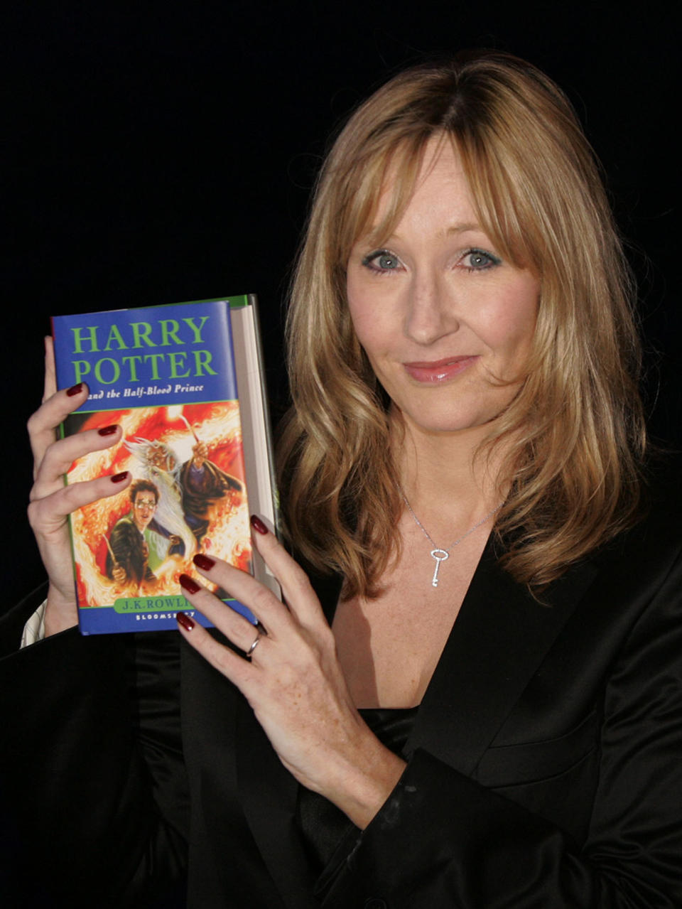 ARCHIVO – En esta fotografía de archivo del 15 de julio de 2005 J.K. Rowling con una copia de su libro "Harry Potter and the Half-Blood Prince" en el Castillo de Edimburgo, en Escocia. La serie de libros de "Harry Potter" está entre los 10 con más quejas de 2019, de acuerdo con la Asociación de Bibliotecas de los Estados Unidos. (Foto AP/Matt Dunham, archivo)