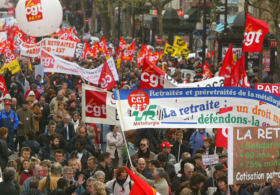 Portant sur la réforme des retraites voulue par François Fillon alors Ministre des Affaires Sociales du gouvernement Raffarin, les manifestations rassemblèrent à cette époque près de 1,13 million de personnes sur tout le territoire français. Parallèlement à cette grève en majorité suivie par le secteur public, un mouvement étudiant a également vu le jour contre la réforme de l'enseignement supérieur ou encore la hausse des droits de scolarité. ©Pascal Le Segretain/Getty Images