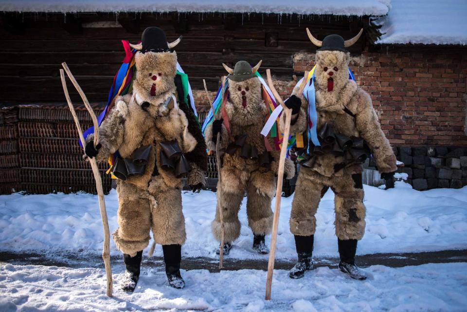 <p>Teilnehmer einer Parade zu Ehren des Heiligen Nikolaus’ gehen im tschechischen Zlín von Haus zu Haus. Sie sind dabei mit Fellen verkleidet, machen Scherze und verteilen Süßigkeiten an die Kinder. (Bild: ddp Images/Lukas Kabon/Anadolu Agency) </p>