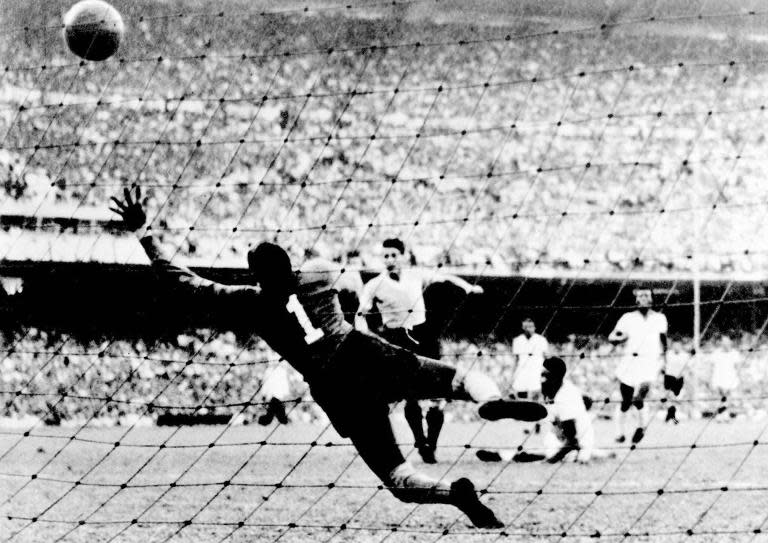 Uruguay'S Juan Alberto Schiaffino (C) scores the first goal of his team against Brazil, during the 1950 FIFA World Cup final, at the Maracana stadium in Rio de Janeiro, on July 16, 1950