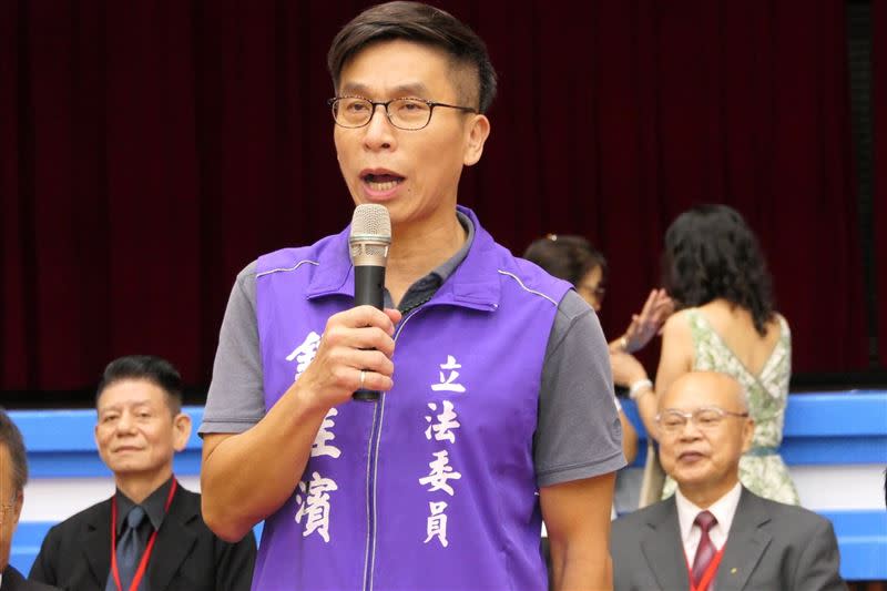 鍾佳濱大酸「人不在台灣，表決還能代領代投」，難怪國民黨要推動不在籍投票。（圖／翻攝鍾佳濱臉書）