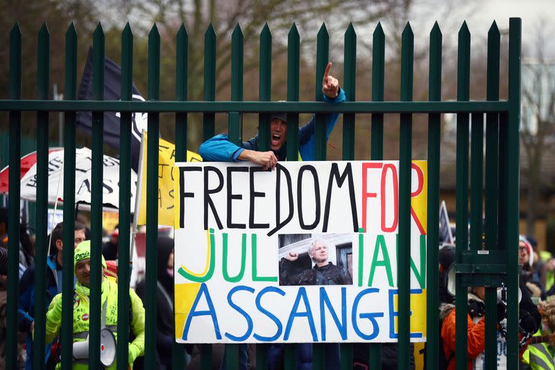 Hearing to decide whether Assange should be extradited to U.S. in London