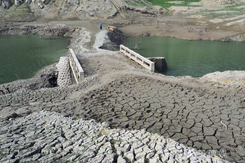 台灣近來面臨56年來最大旱災，包括新竹、苗栗、台中、彰化等部分地區６日起啟動「供五停二」限水措施，主要提供新竹、苗栗地區用水的永和山水庫蓄水量已下降至10%以下， 淹沒在水庫下方40年的永安橋遺跡也整座露出。（柯承惠攝）