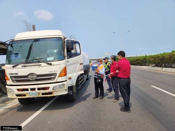 臺六十一線西濱快速公路，彰化監理站將二十噸以上大貨車最高速限時速九十公里之路段調降為八十公里。（記者方一成攝）