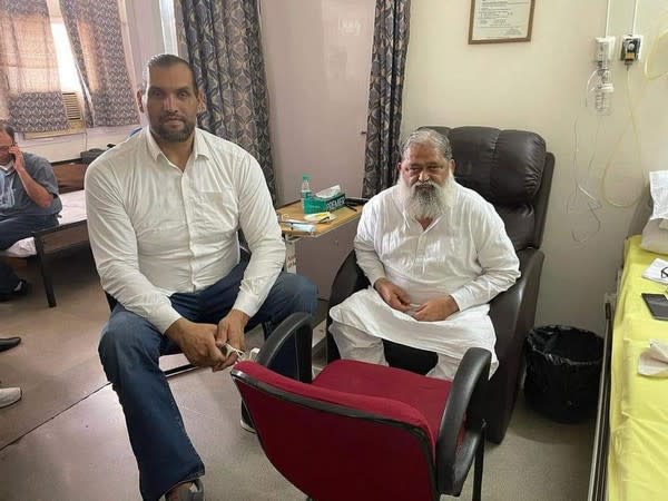 Great Khali met Haryna Minister Anl Vij at PGIMER in Chandigarh to enquire about his health