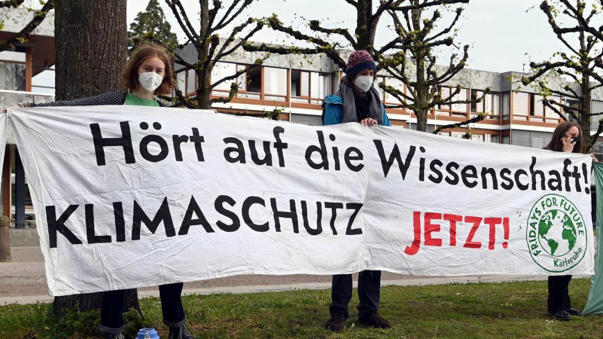 Mitglieder der Karlsruher Gruppe von Fridays for Future vor dem Bundesverfassungsgericht.