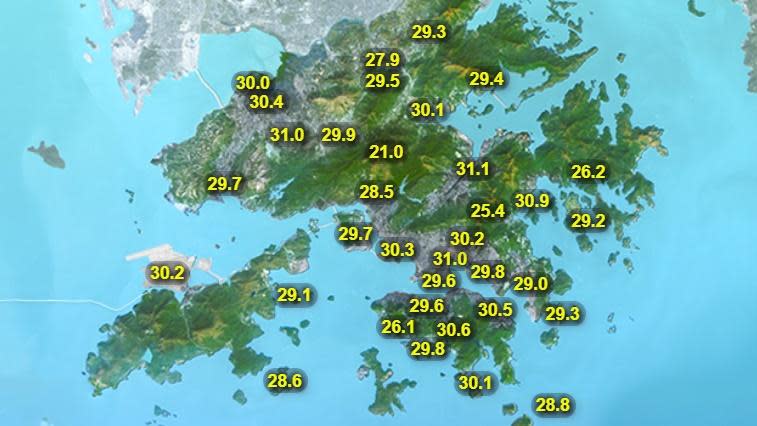 本港地區今日天氣預測大致天晴及酷熱，下午局部地區有驟雨。市區最高氣溫約34度，新界再高一兩度。(香港天文台)