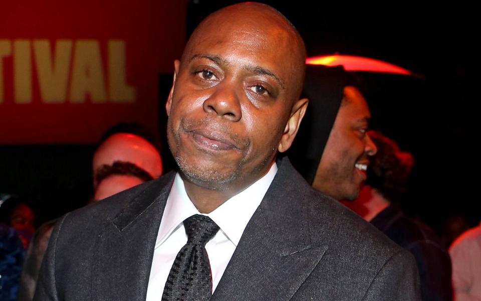 Comedian Dave Chappelle trat am Sonntag in San Francisco auf und kündigte Unternehmer Elon Musk an, der vom Publikum ausgebuht wurde.  (Bild: 2022 Getty Images/Phillip Faraone)