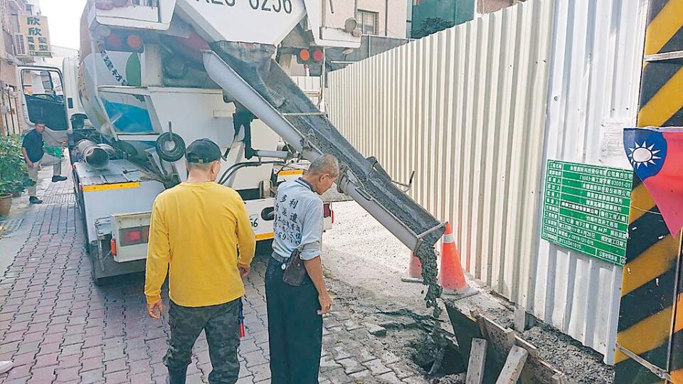 台南市北區北華街184巷新建大樓工地東南側發生路面塌陷，建商緊急灌漿。（程炳璋攝）