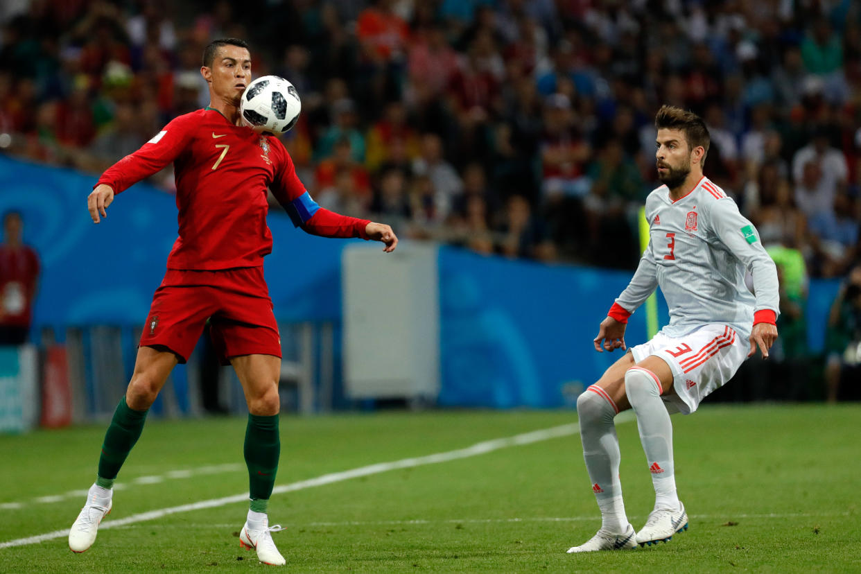 Cristiano Ronaldo vs Piqué / Foto: Getty Images