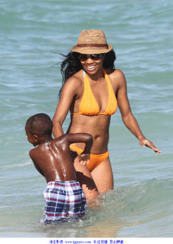 
        NBA球星韋德女友現身海邊　曬奶玩水超火辣！
      