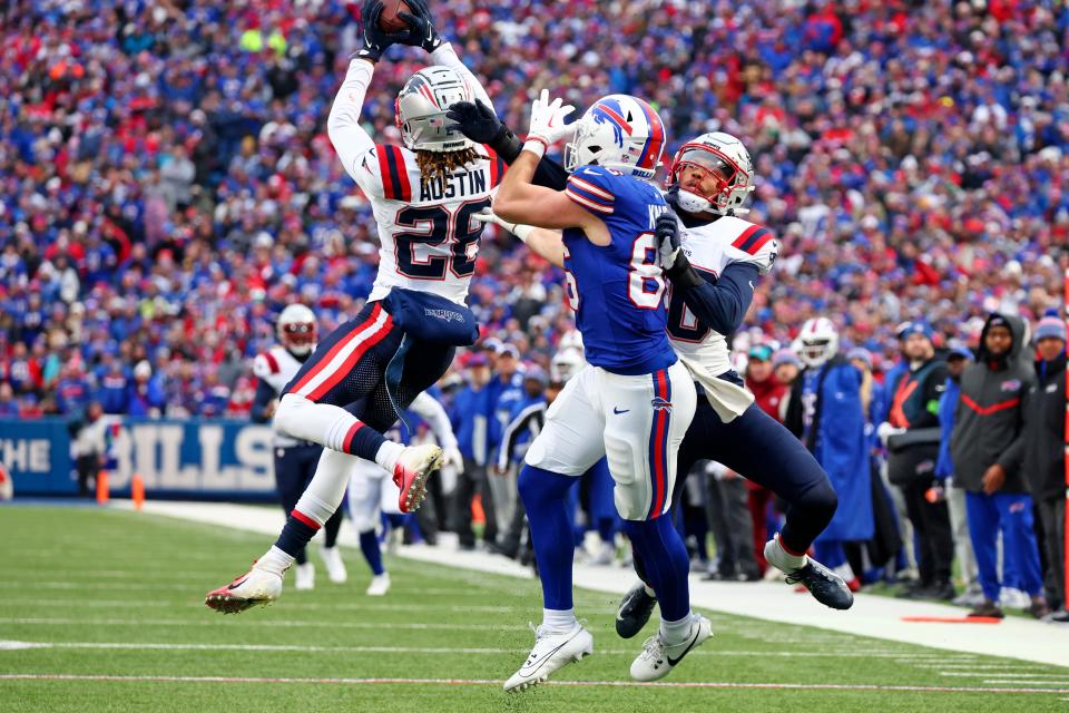 Patriots cornerback Alex Austin (28) intercepts a pass intended for  Bills tight end Dalton Kincaid during the first half of Sunday's game.