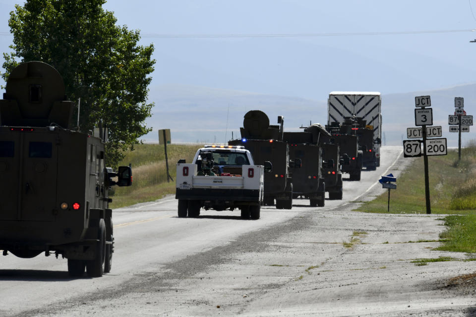 En esta imagen proporcionada por la Fuerza Aérea de Estados Unidos, elementos de seguridad de la Fuerza Aérea escoltan una ojiva nuclear que ha sido retirada del silo Bravo-9, el 24 de agosto de 2023, en Montana. (John Turner/Fuerza Aérea de EEUU vía AP)