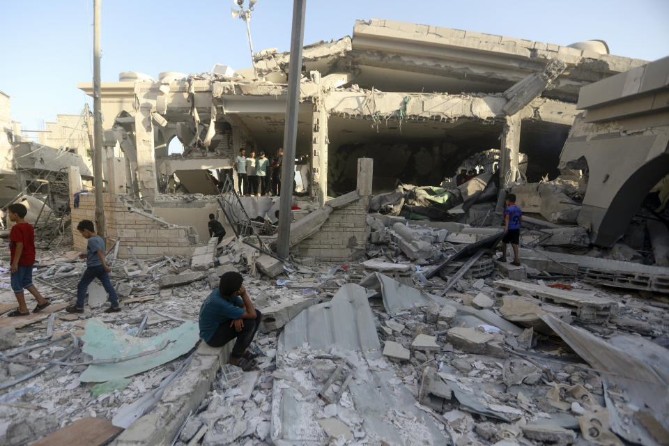 Palestinos revisan los daños en una mezquita destrozada luego de un ataque aéreo israelí en el campo de refugiados de Jan Yunis, en el sur de la Franja de Gaza, el miércoles 8 de noviembre de 2023. (AP Foto/Mohammed Dahman)