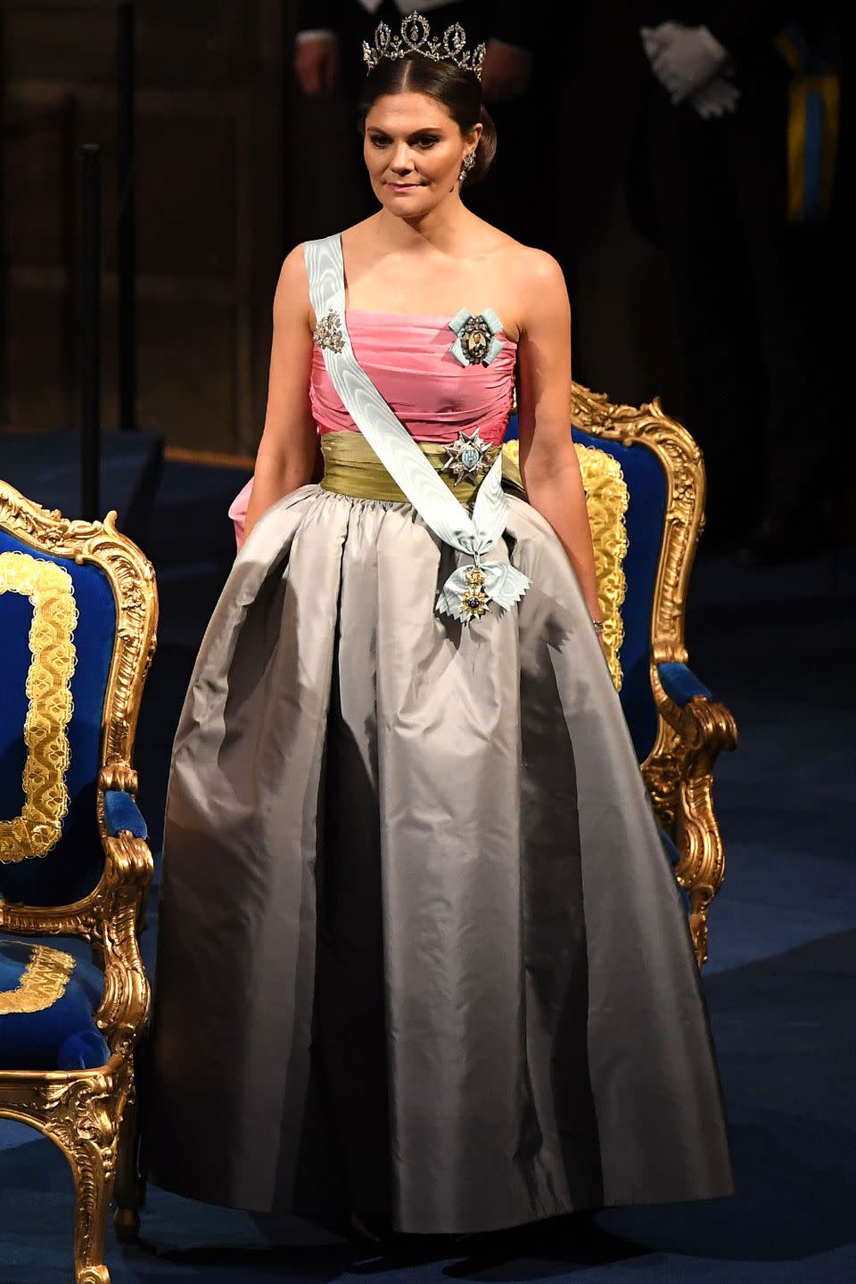 <p>La heredera al trono sueco, la princesa Victoria, hizo un acto de reciclaje al llevar un vestido vintage Nina Ricci que su madre, la reina Silvia, lució para el mismo evento en 1995. Victoria lució la impresionante tiara E. Wolff & Co. “Forget Me Not” Connaught Tiara, con un diseño de la flor no me olvides.<br><br>Harper’s Bazaar </p>