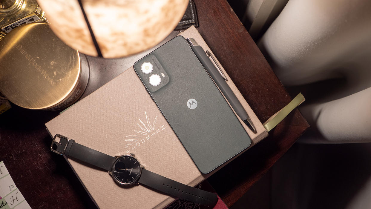  The vegan leather back of the Moto G 5G 2024. 