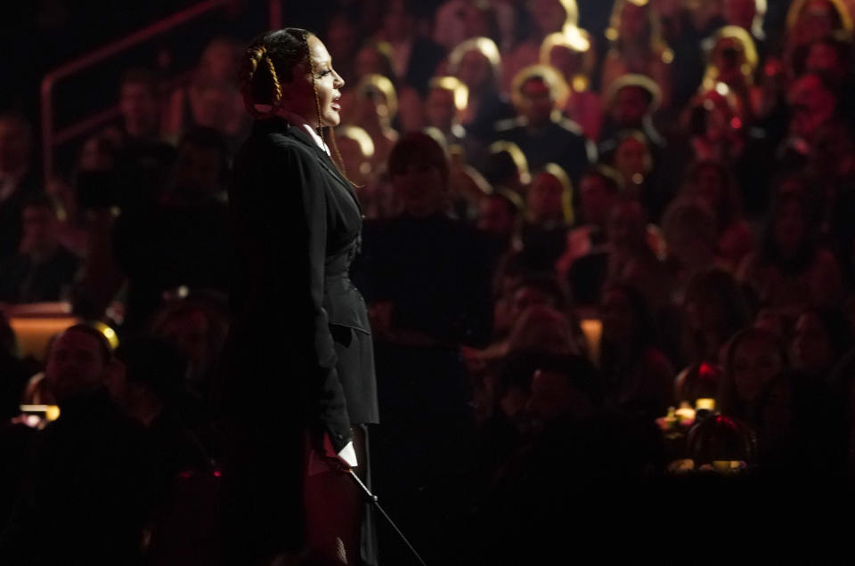 Madonna introduce una presentación de Sam Smith y Kim Petras en la 65a entrega anual en los Grammy el 5 de febrero de 2023 en Los Angeles. (Foto AP/Chris Pizzello)