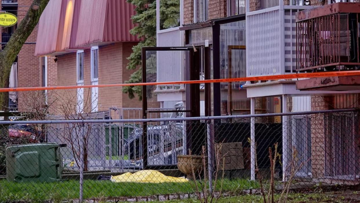Several 911 calls were made Tuesday evening concerning a fire in an apartment building on de Versailles Street, according to SPVM spokesperson Const. Caroline Chèvrefils.  (Mathieu Wagner/Radio-Canada - image credit)