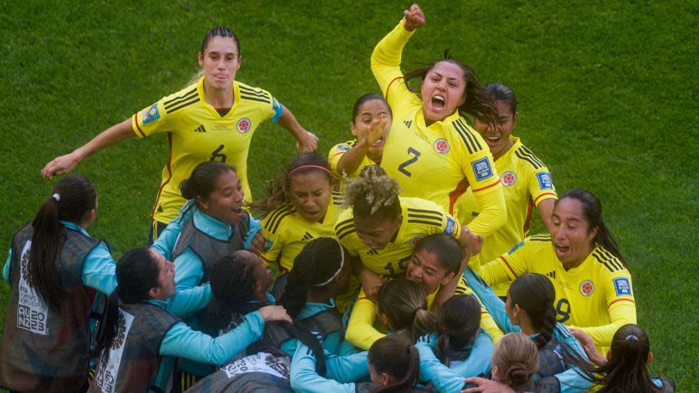 Las jugadoras colombianas celebran uno de sus goles contra Corea el Sur.