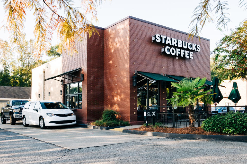 Autos en el carril del autoservicio de un Starbucks en Mobile, Alabama, el 24 de octubre de 2023. (Natalie Zepp/The New York Times)
