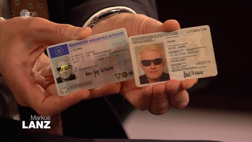 Ja wirklich war, Heino darf seine Brille auch auf diversen Ausweisen und sogar auf seinem Pass tragen. Foto: Screenshot / ZDF