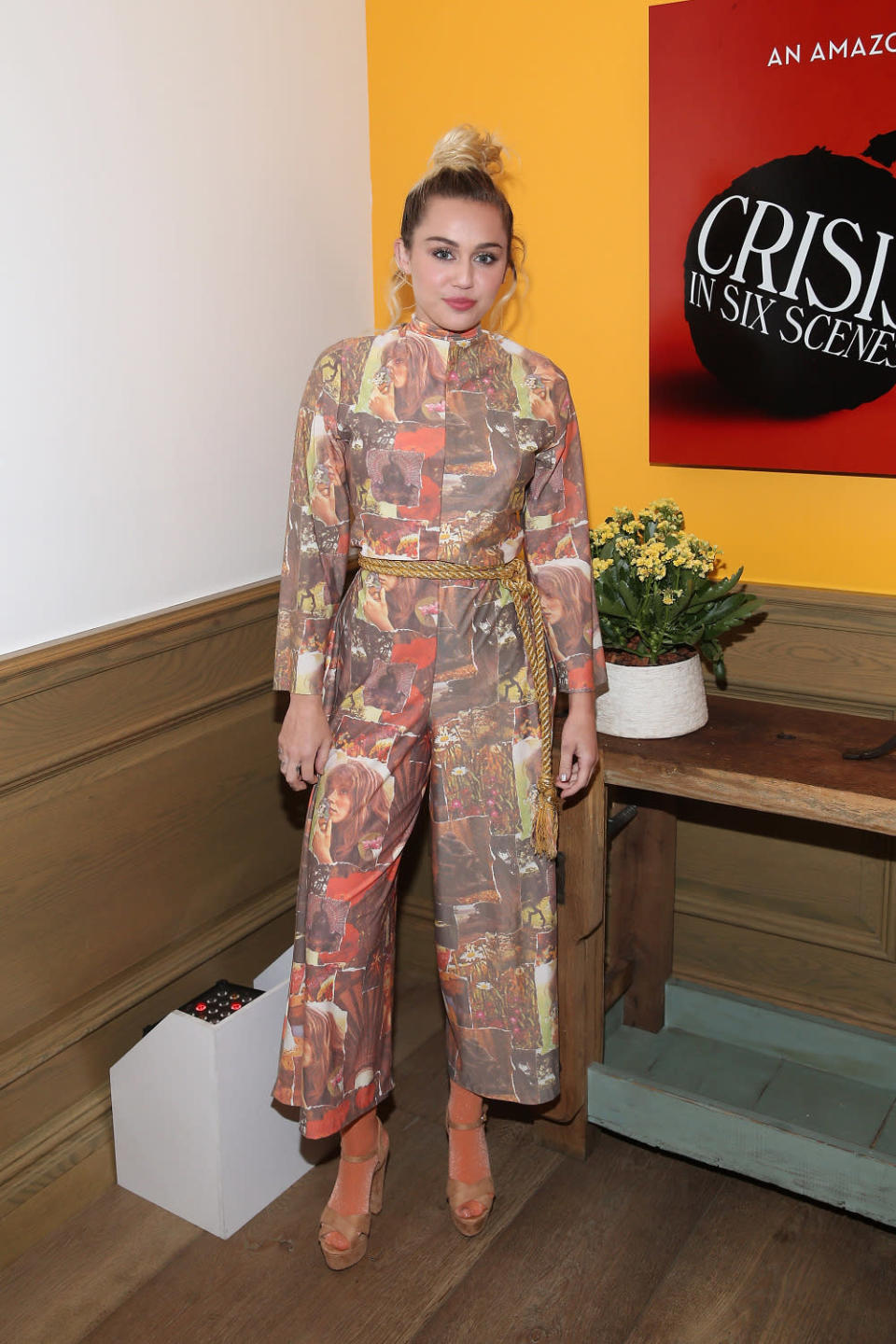 Herrje. Miley Cyrus is back again – das allerdings nicht mit neugewonnenem Stilgefühl, sondern mit diesem Look des Grauens im Sixties-Style, gesehen auf der „Crisis in Six Scenes“-Premiere in New York. Eine Modekrise und damit ganz dicht am Premierenthema! (15. September 2016, Bild: Getty Images)