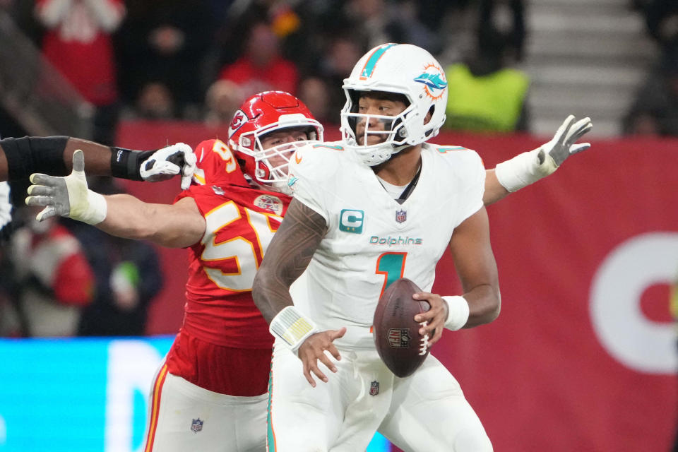 Tua Tagovailoa (1) and the Dolphins' straight dropback pass game has struggled against teams of the Chiefs' caliber this season. (Kirby Lee-USA TODAY Sports)