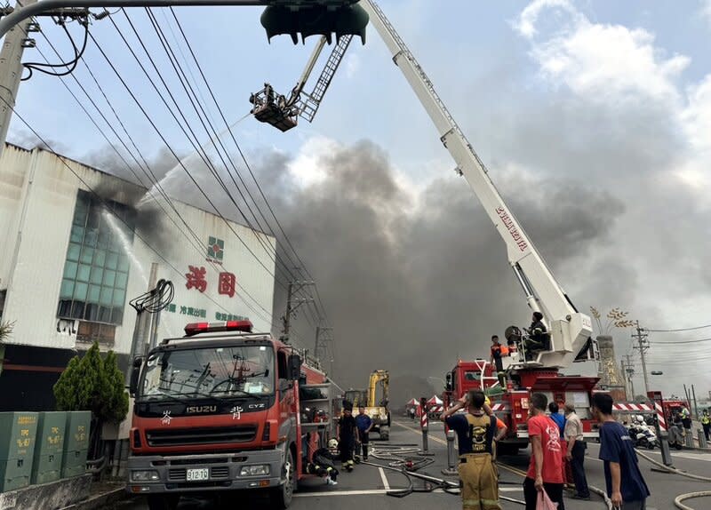 雲林碾米廠火警  火載量大逾4小時仍在搶救 雲林縣西螺鎮金農米碾米廠14日上午發生火警，因廠 房可燃物多，火載量大，火勢持續延燒，已逾4小時 仍未控制，縣府動員人力灌救及協調彰化縣支援。 （李明哲提供） 中央社記者黃國芳傳真  113年4月14日 