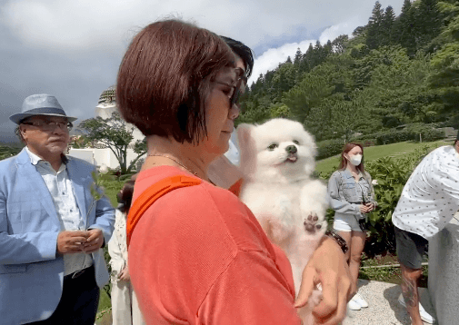 除了親友們參與銅像揭曉儀式，高以翔的愛犬「帝歐」也到場。（翻攝自黑人陳建州臉書粉專）