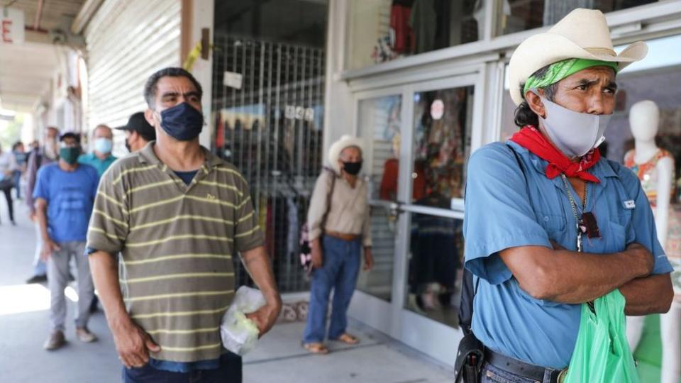 Personas haciendo fila para conseguir empleo.