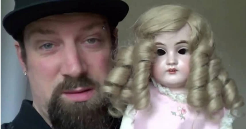 英國幽靈獵人約克收到來自美國的鬧鬼娃娃後，遭遇許多無法解釋的現象。（圖／翻攝自推特）