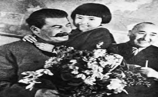 Iconica imagen de Stalin con la pequeña Gelya en sus brazos (imágenes vía Wikimedia commons)