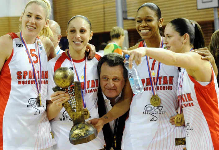 Russian billionaire Shabtai Kalmanovich with some of his players on Spartak Moscow, including Sue Bird (far right).