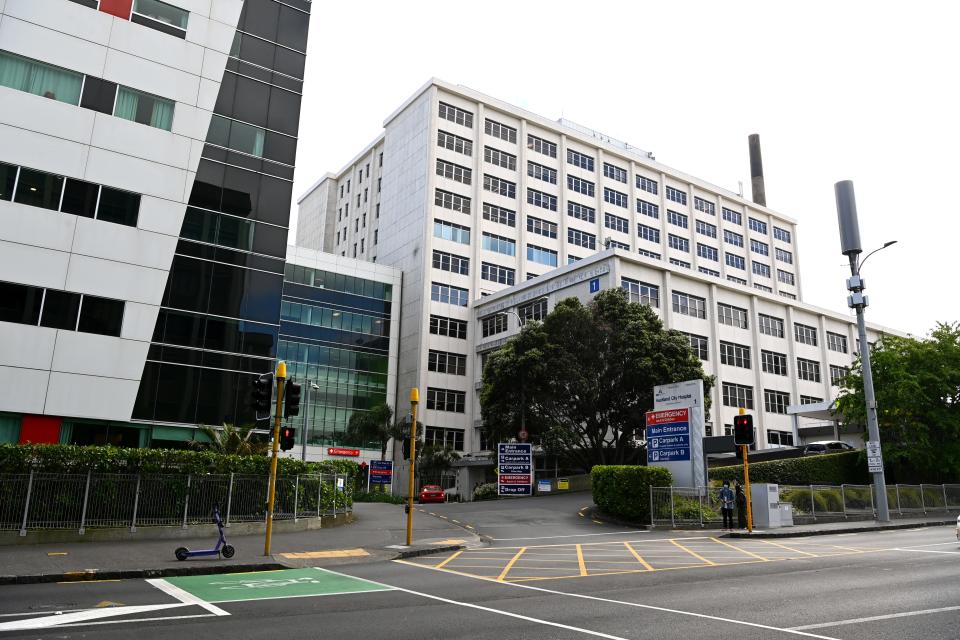 AUCKLAND, NEW ZEALAND - NOVEMBER 08: A general view of Auckland City Hospital is seen on November 08, 2021 in Auckland, New Zealand. Auckland will move to Alert Level 3, Step 2 from 11:59pm on Tuesday 9 November. Under Alert Level 3, Step 2 settings outdoor gatherings can increase to 25 and public facilities, such as libraries and museums, and retail can open with mask-wearing, contact tracing and physical distancing. (Photo by Hannah Peters/Getty Images)