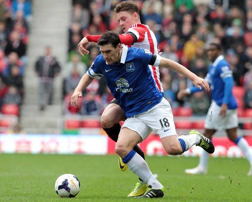 El delantero inglés del Sunderland Connor Wickham trata de quitarle el balón a su compatriota, el mediocentro Gareth Barry, en la victoria del Everton por 1-0 el 12 de abril de 2014 en el Stadium of Light de Sunderland (AFP | LINDSEY PARNABY)