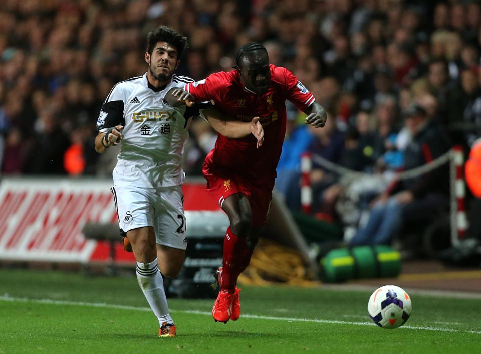 Swansea City's Alejandro Pozuelo (left) and Liverpool's Victor Moses battle for the ball