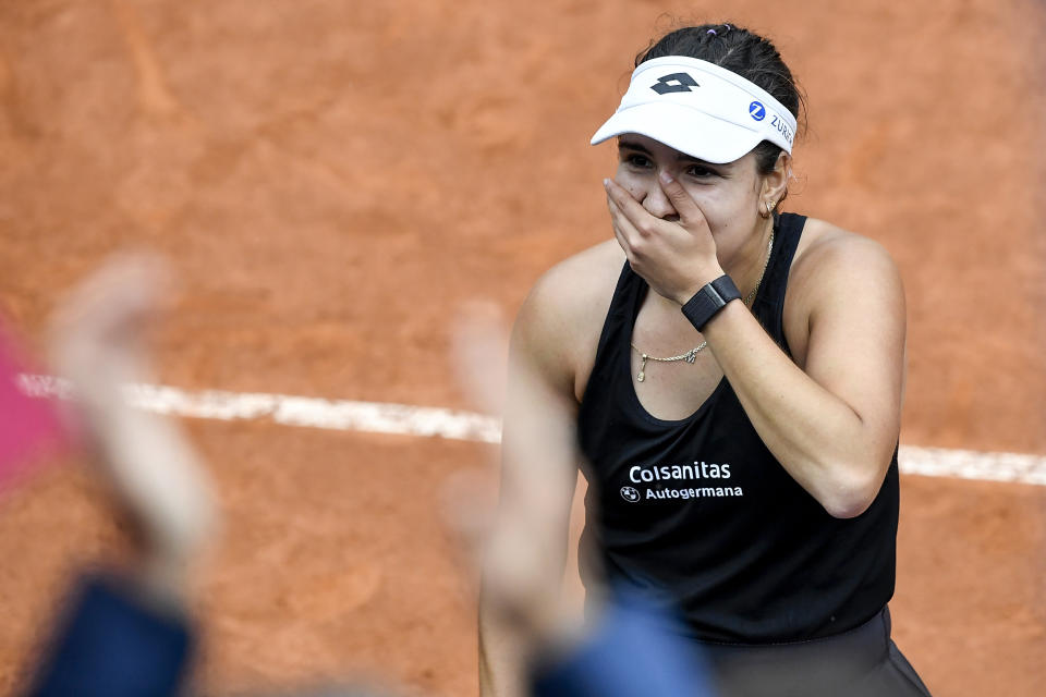 Camila Osorio reacciona tras derrotar a Caroline Garcia en el Abierto de Italia, el sábado 13 de mayo de 2023. (AP Foto/Antonietta Baldassarre)