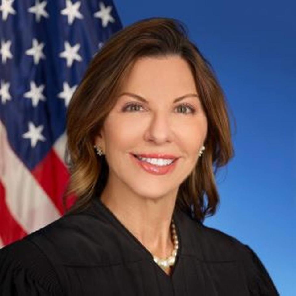 La jueza del Tribunal de Distrito de Estados Unidos Beth Bloom.