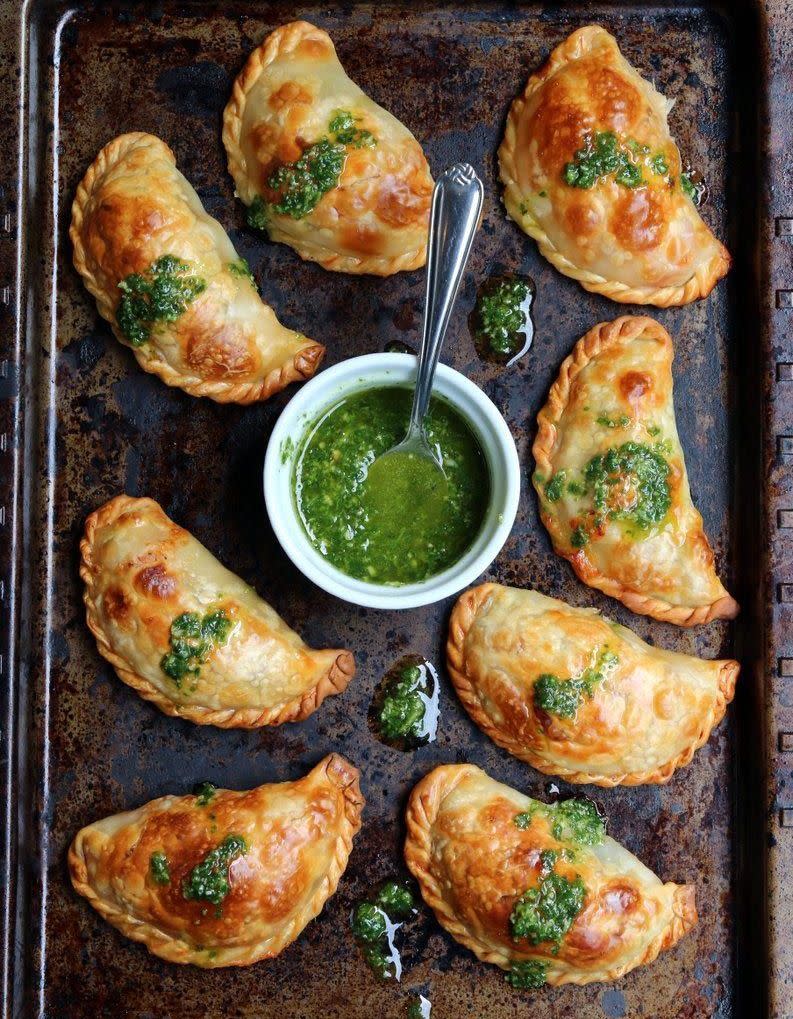 Empanadas aux tomates et à la mozzarella, sauce pesto