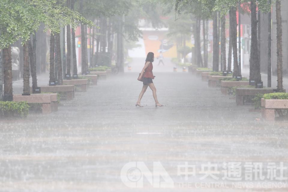 中央氣象局今天對台東發布豪雨特報，台東地區從中午11時許開始出現強降雨，「前10分鐘還是大太陽，後10分鐘烏雲密布」，許多民眾因突如其來的大雨而手忙腳亂。(示意照/中央社資料照)