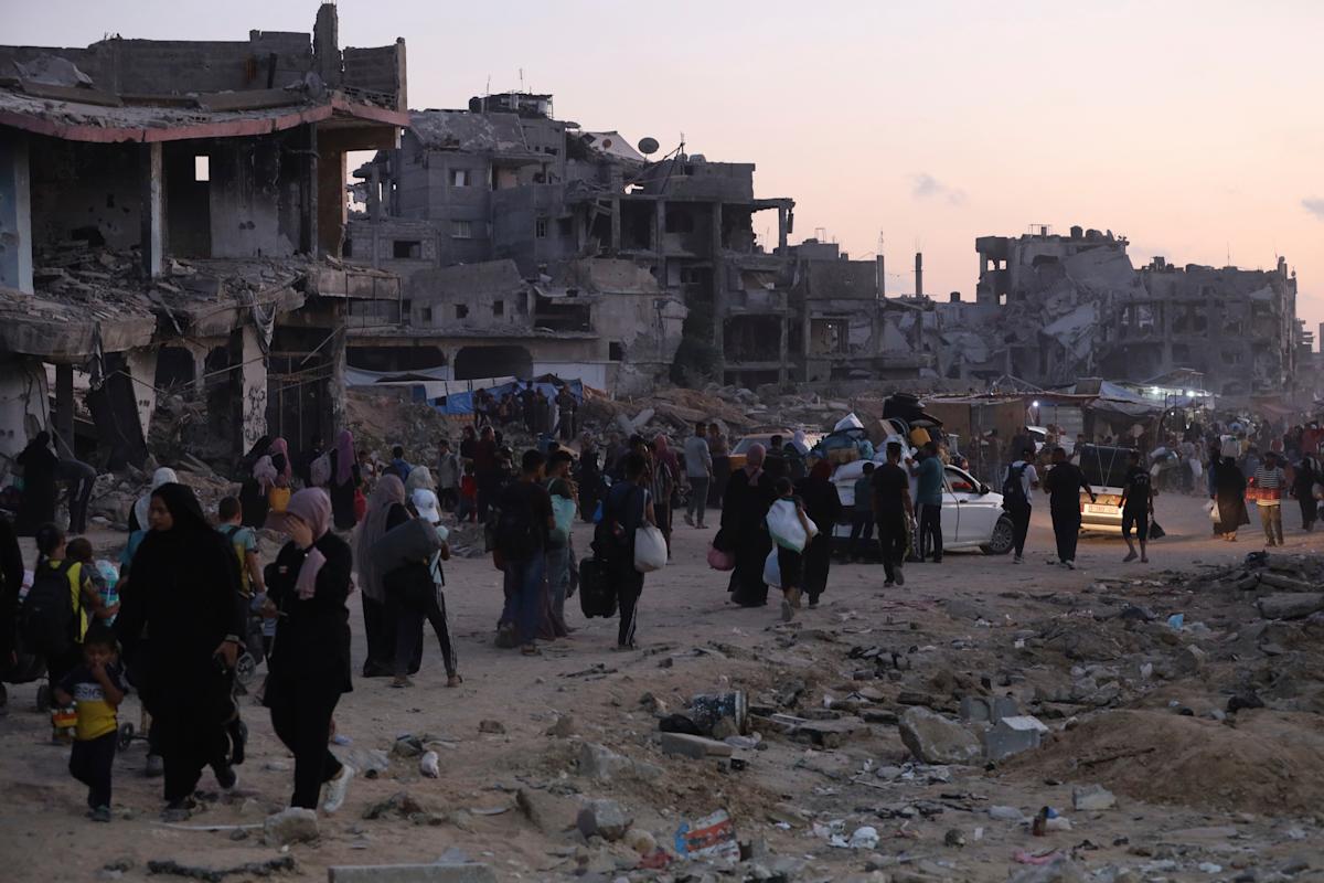 Warga Palestina melarikan diri dari Khan Younis saat Israel mengatakan 1,9 juta orang terjepit di Gaza Tengah.