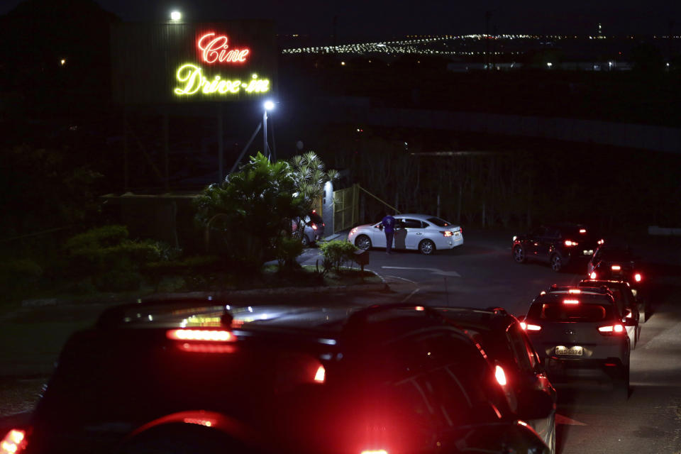 Autos arriban a un autocine en Brasilia, 13 de mayo de 2020. (AP Foto/Eraldo Peres)