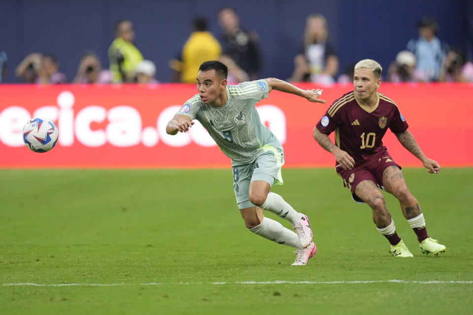 El mexicano Carlos Rodríguez, izquierda, va tras una pelota ante la mirada de Yefferson Soteldo en un partido de la Copa América el miércoles 26 de junio del 2024 en Inglewood, Calif. (AP Foto/Mark J. Terrill)