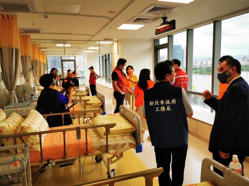 《圖說》朱惕之副市長視察新莊祥顥醫院。〈消防局提供〉