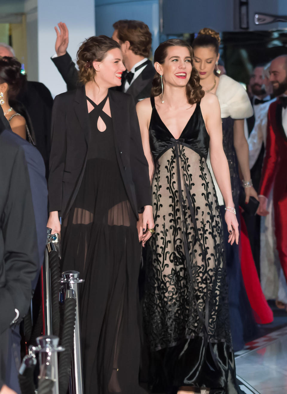 <p>Als Charlotte Casiraghi dem Publikum zusammen mit ihrer besten Freundin Juliette Maillot bei der “Princess Grace Foundation” in Monte-Carlo den Atem raubte. Bei so viel Transparenz wusste man gar nicht, wohin man zuerst sehen sollte. (Bild: Getty Images) </p>