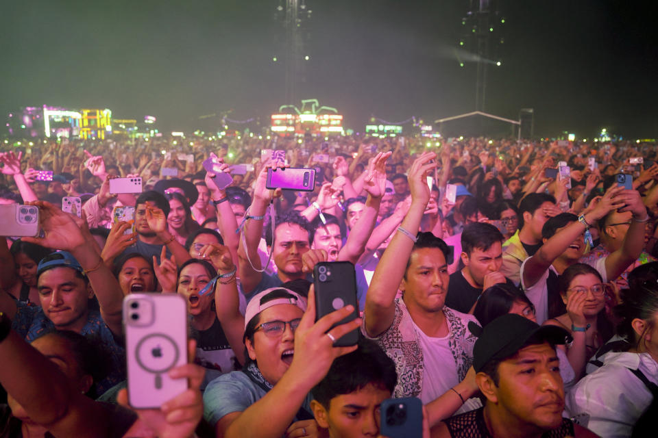 Fans en el set de Calvin Harris en el Festival Tecate Emblema en la Ciudad de México el sábado 18 de mayo de 2024. (Foto AP/Aurea Del Rosario)